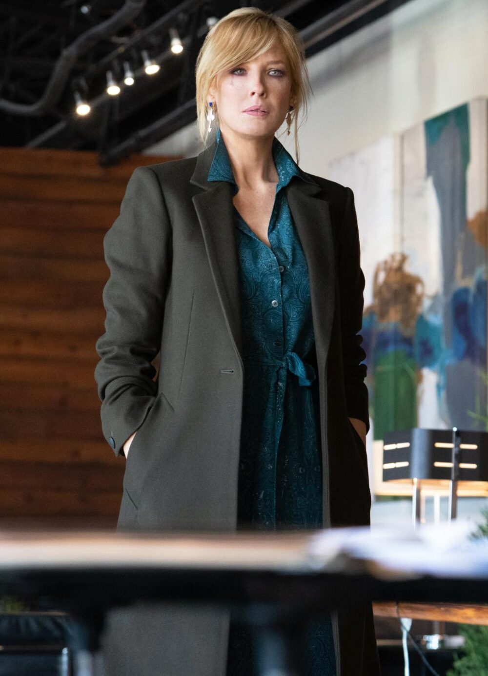 kelly-reilly-yellowstone-merchandise-beth-dutton-trench-coat-yellowstone-outfits